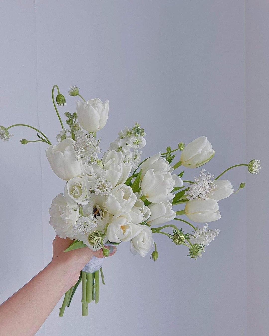 bó hoa cầm tây cô dâu